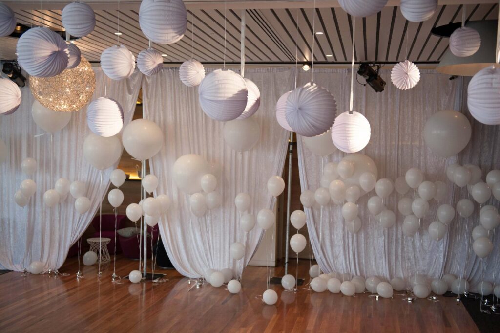 Воздушные шары - отличное украшение для любого торжества
